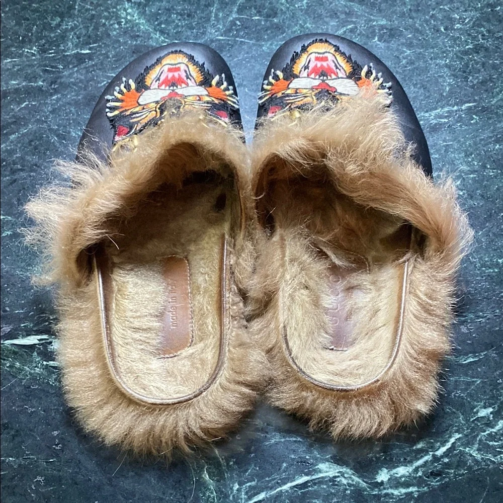 Embroidered Gucci Cat Leather Fur-Lined Slide - Black with Tan Fur